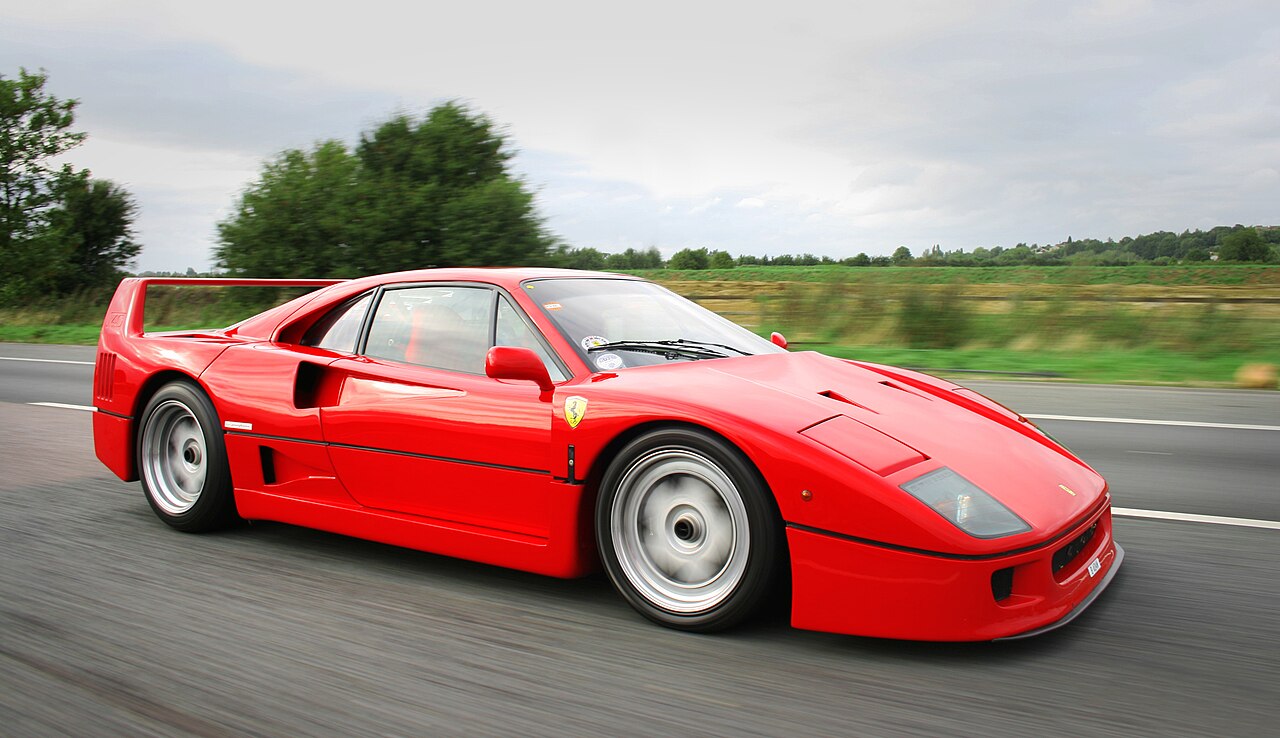 Ferrari F40 — красный суперкар с задним спойлером и характерными NACA-воздухозаборниками